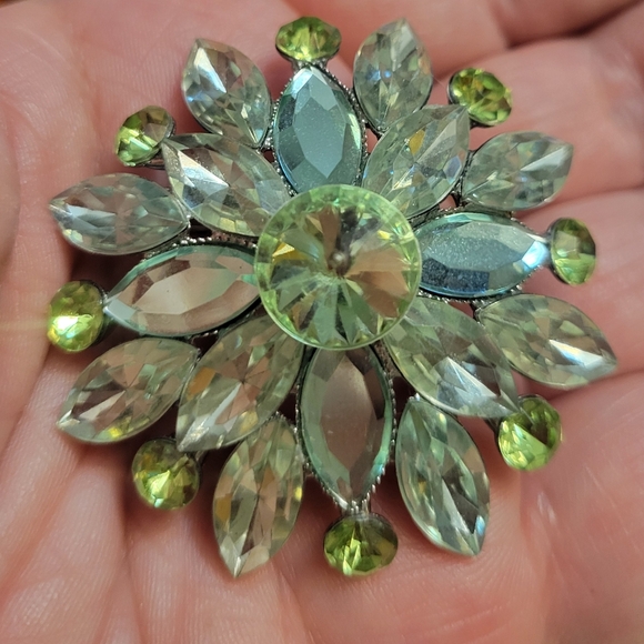Jewelry - Vintagec Chartreuse Colored Brooch